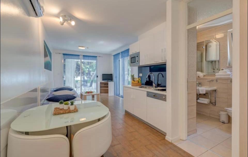 Apartment Promenade Zlatni Rat Bol Bagian luar foto